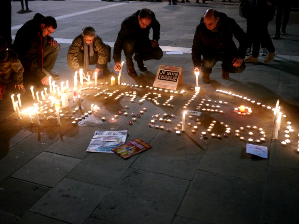 Rassemblement de soutien à Charlie Hebdo - 7 janvier 2015 - Toulon -  P1980344