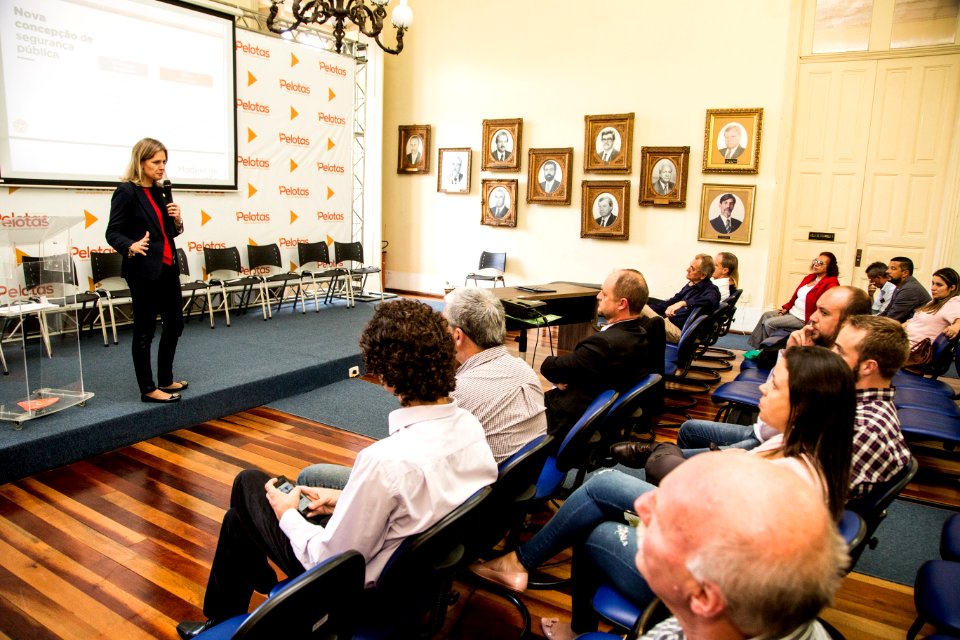 17.04.2019 - Prefeita Paula Mascarenhas realiza assinatura do termo de colaboração entre Prefeitura, via Secretaria de Assistência Social, e CIEE, tendo como objetivo a concessão de apoio para implementação das ações do programa Acesso ao Trabalho alinhad
