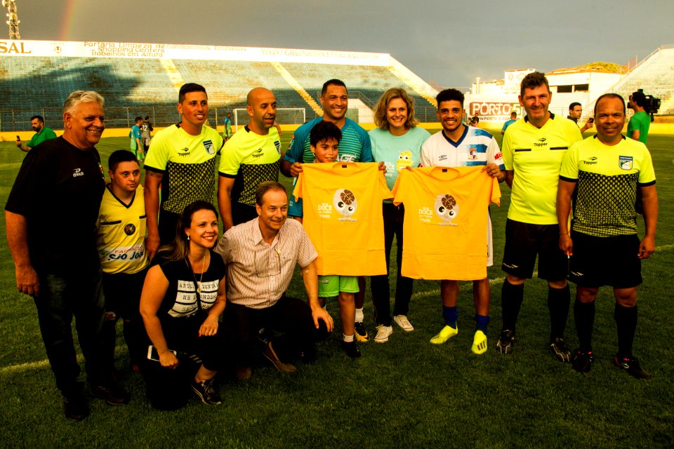 21.12.2018 - Partida de futebol beneficente Futebol Solidário - Amigos do Taison X Amigos do Daniel Carvalho para arrecadar alimentos para os abrigos municipais - Foto: Gustavo Vara