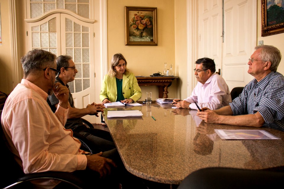 18.04.2019 - Prefeita Paula Mascarenhas em reunião com equipe do Plano de Mobilidade - Foto Michel Corvello