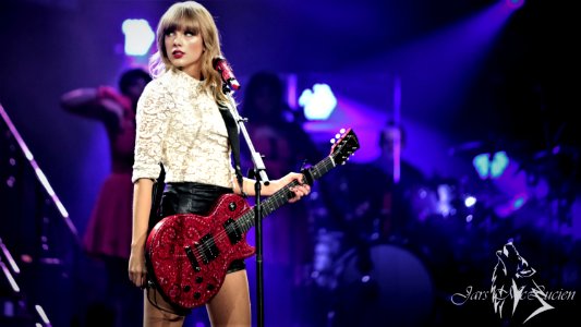 TAYLOR SWIFT RED TOUR photo