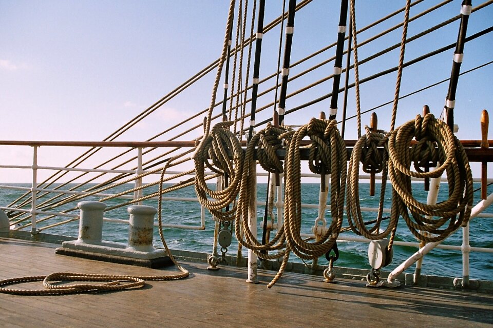 Dew ship traffic jams rope