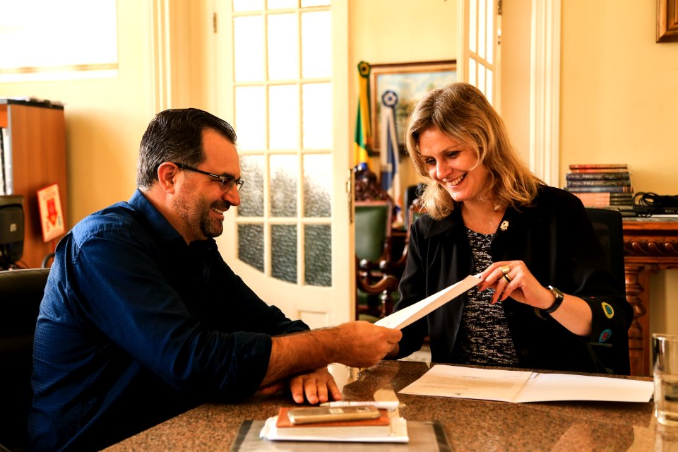12.11.2018 - Prefeita Paula Mascarenhas assina a lei 6616 de autoria do vereador Roger Ney - Foto: Gustavo Vara