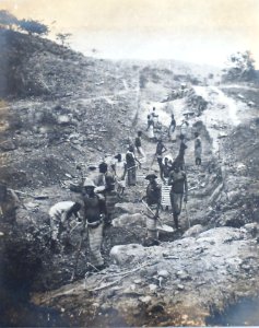 Trabalhadores abrindo uma trincheira na linha de Benguela (1904-1906)