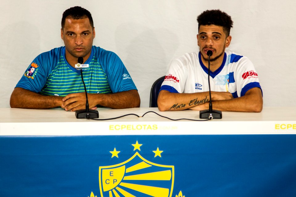 21.12.2018 - Partida de futebol beneficente Futebol Solidário - Amigos do Taison X Amigos do Daniel Carvalho para arrecadar alimentos para os abrigos municipais - Foto: Gustavo Vara