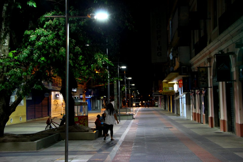 05.12.2018 - SEPLAG - Teste luminárias Led Calçadão - Foto Marcel Avila