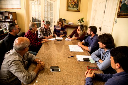 06.11.2018  - Prefeita Paula Mascarenhas e o vice Idemar Barz durante assinatura dos contratos com a empresa Encopav para execução das obras de pavimentação das ruas: Avenida São Jorge, Dr. Amarante e Theodoro Born - Foto: Gustavo Vara