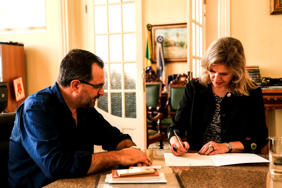 12.11.2018 - Prefeita Paula Mascarenhas assina a lei 6616 de autoria do vereador Roger Ney - Foto: Gustavo Vara
