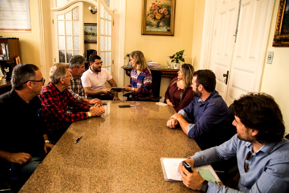 06.11.2018  - Prefeita Paula Mascarenhas e o vice Idemar Barz durante assinatura dos contratos com a empresa Encopav para execução das obras de pavimentação das ruas: Avenida São Jorge, Dr. Amarante e Theodoro Born - Foto: Gustavo Vara