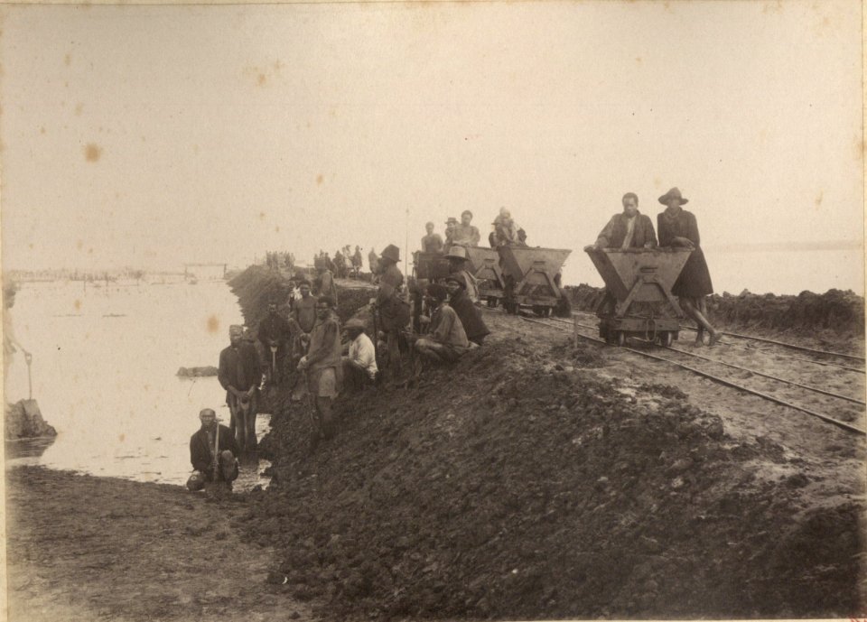 Construção de um aterro no caminho de ferro de Lourenço Marques (c. 1886-1887)