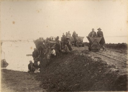 Construção de um aterro no caminho de ferro de Lourenço Marques (c. 1886-1887)