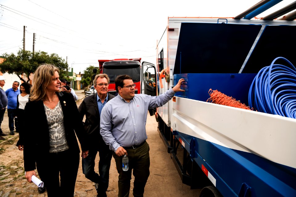 11.10.2018 - Prefeita Paula Mascarenhas e o vice Idemar Barz realizam a entrega de veículos no reservatório R5, entrega de máquinas e visita nas obras do Sanep,  no Fragata - Foto: Gustavo Vara