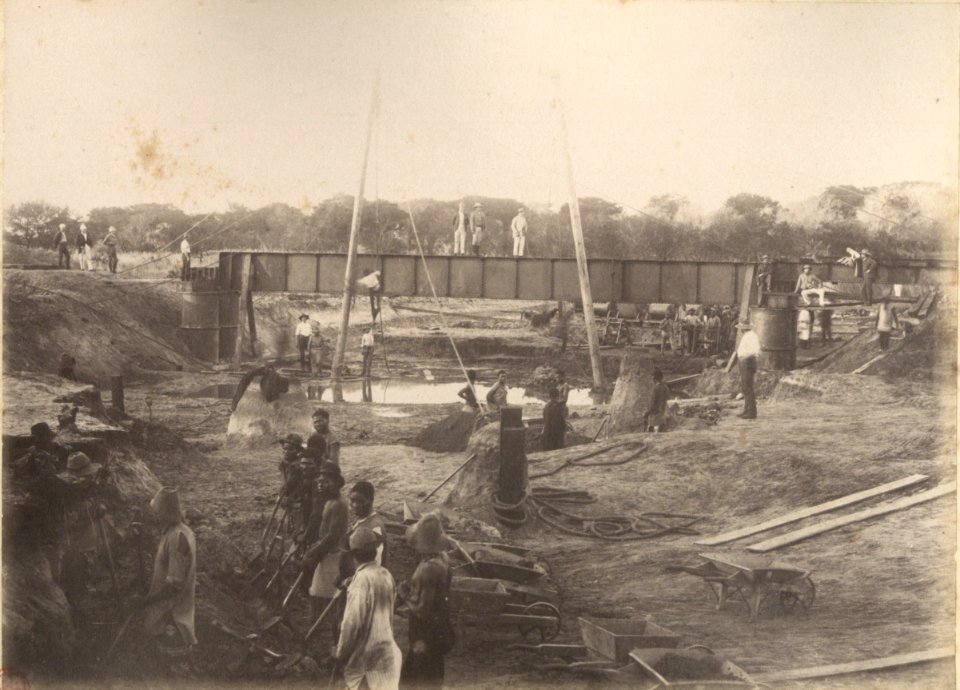 Panorama da construção de um pontão na linha de Lourenço Marques (c. 1886-1887)