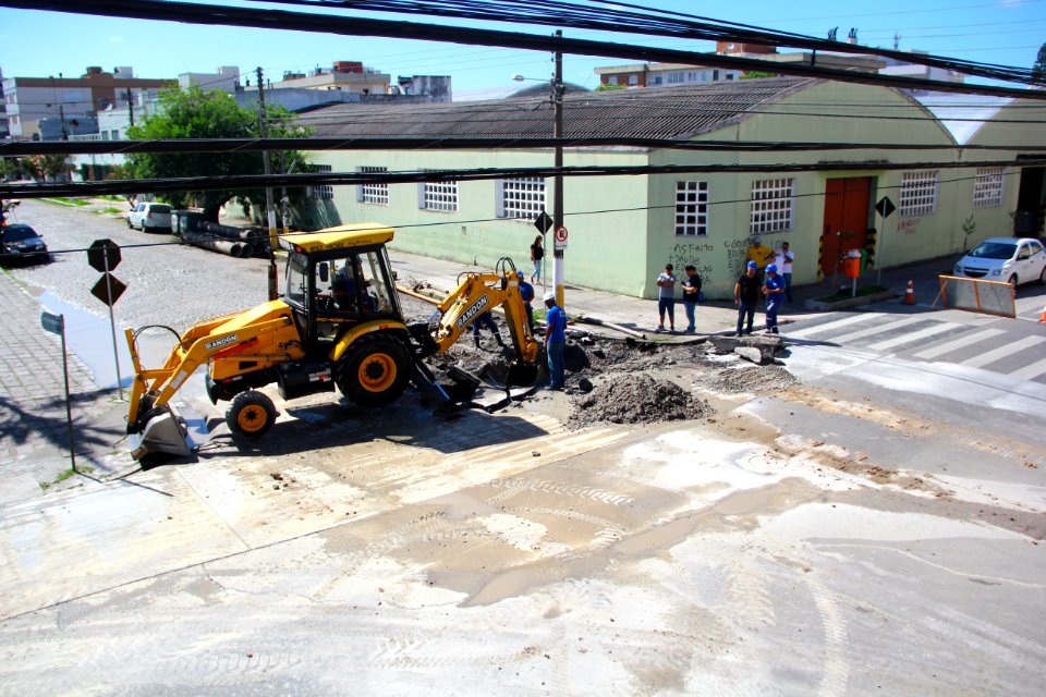 05.01.2019 - SANEP - Travessia Adutora da ETA São Gonçalo na General Osório - Foto Marcel Avila
