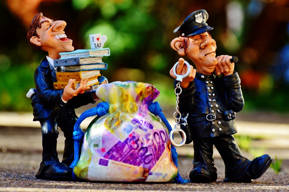 Handcuffs scam tax consultant