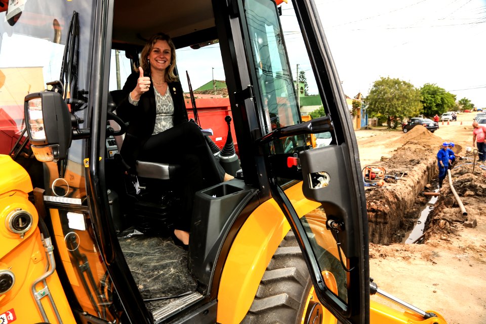 11.10.2018 - Prefeita Paula Mascarenhas e o vice Idemar Barz realizam a entrega de veículos no reservatório R5, entrega de máquinas e visita nas obras do Sanep,  no Fragata - Foto: Gustavo Vara
