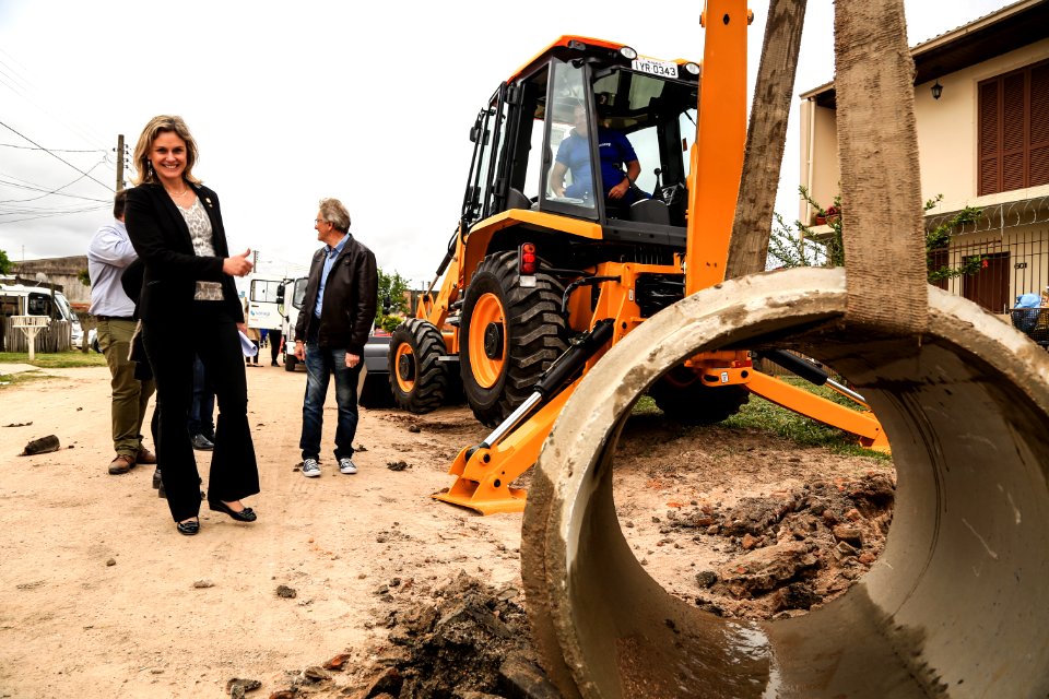 11.10.2018 - Prefeita Paula Mascarenhas e o vice Idemar Barz realizam a entrega de veículos no reservatório R5, entrega de máquinas e visita nas obras do Sanep,  no Fragata - Foto: Gustavo Vara