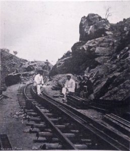 Assentamento da cremalheira Riggenbach entre Lengue e S. Pedro na linha de Benguela (c. 1906-1907) photo