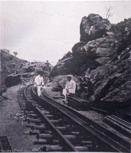 Assentamento da cremalheira Riggenbach entre Lengue e S. Pedro na linha de Benguela (c. 1906-1907)