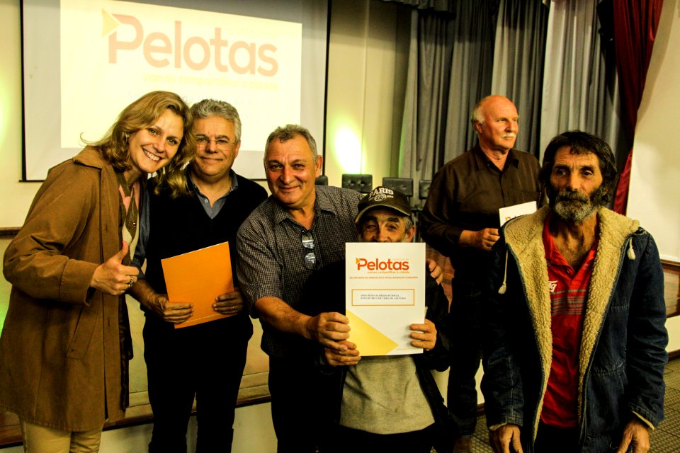 18.09.2018 - Prefeita Paula Mascarenhas durante entrega de lotes de regularização fundiária da ocupação Uruguai - 143 famílias - Foto: Gustavo Vara