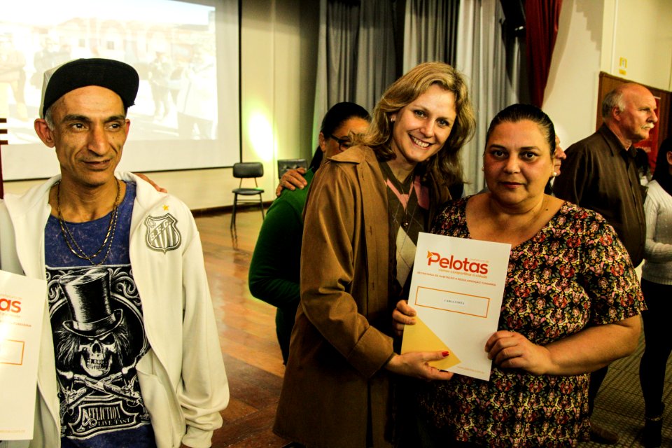 18.09.2018 - Prefeita Paula Mascarenhas durante entrega de lotes de regularização fundiária da ocupação Uruguai - 143 famílias - Foto: Gustavo Vara
