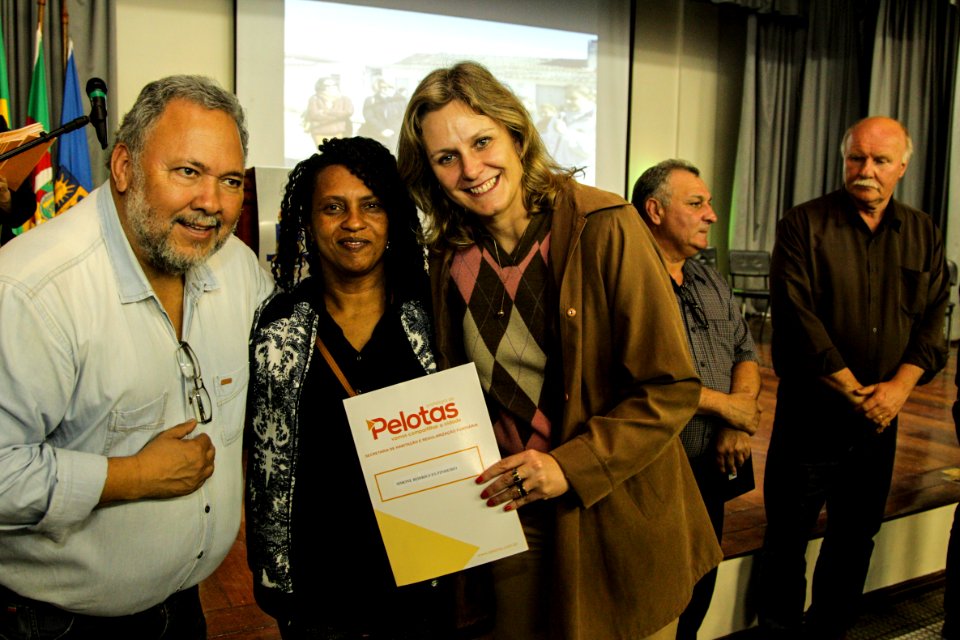 18.09.2018 - Prefeita Paula Mascarenhas durante entrega de lotes de regularização fundiária da ocupação Uruguai - 143 famílias - Foto: Gustavo Vara