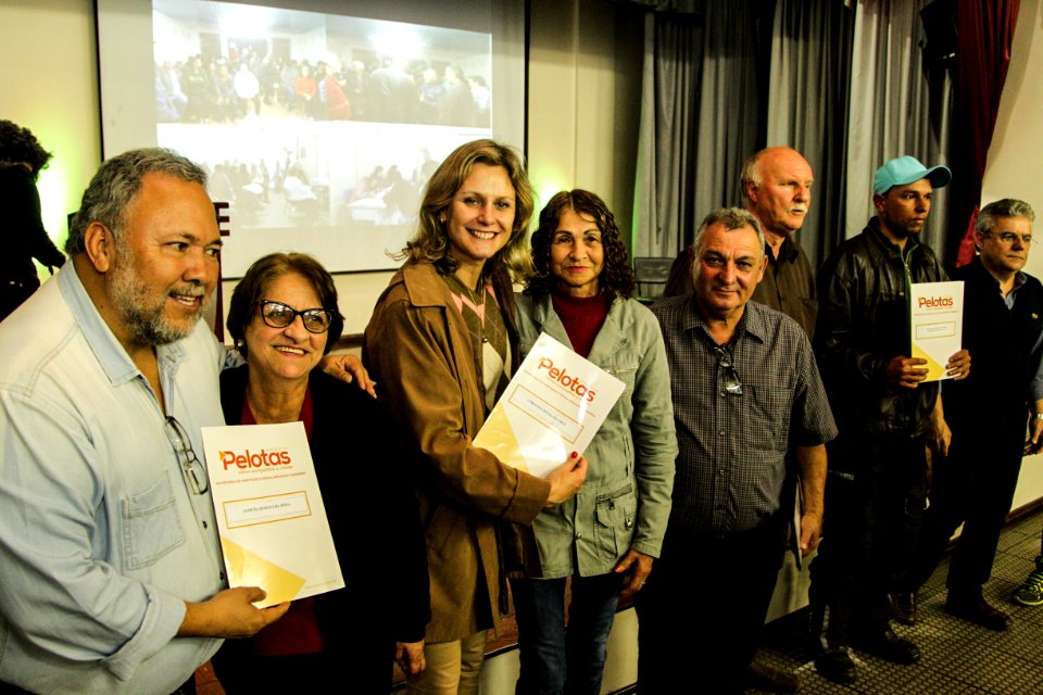 18.09.2018 - Prefeita Paula Mascarenhas durante entrega de lotes de regularização fundiária da ocupação Uruguai - 143 famílias - Foto: Gustavo Vara