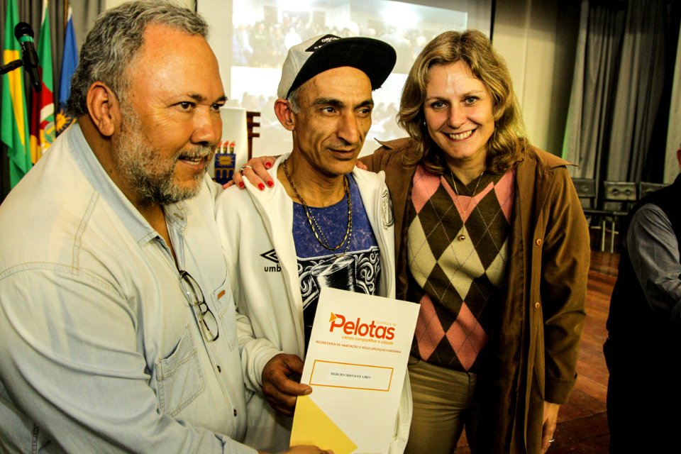 18.09.2018 - Prefeita Paula Mascarenhas durante entrega de lotes de regularização fundiária da ocupação Uruguai - 143 famílias - Foto: Gustavo Vara