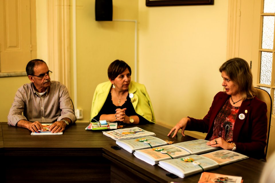 26.09.2018 - Prefeita Paula Mascarenhas durante entrega de material educativo em braile  - Foto: Gustavo Vara