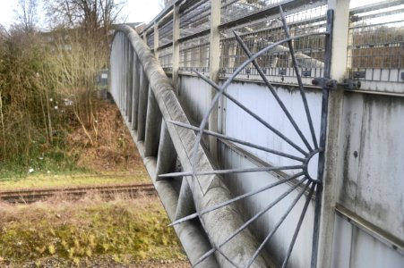 Fan style guard on Coulsdon railway footbridge