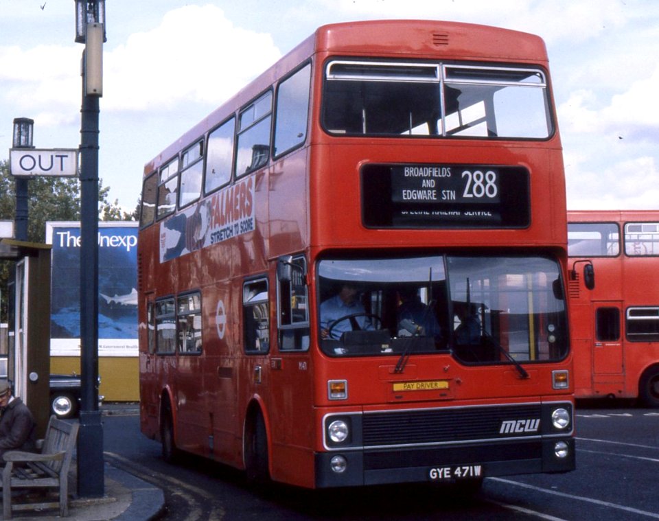 London Transport . M471 GYE471W . Edgware Station . 21st-September-1981 .