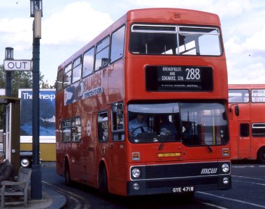London Transport . M471 GYE471W . Edgware Station . 21st-September-1981 .