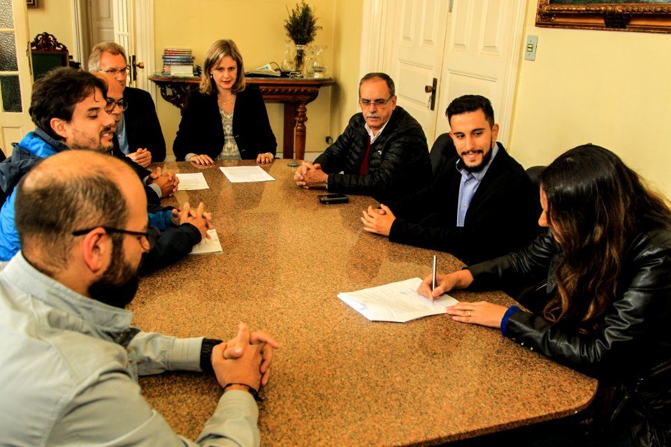 17.05.2018 - Prefeita Paula Mascarenhas  durante Assinatura de contrato para execução de uma cobertura de quadrapoliesportiva nas Escola Brum de Azeredo, no Fragata, e na EMEF Santa Irene, no Pestano - Foto: Gustavo Vara