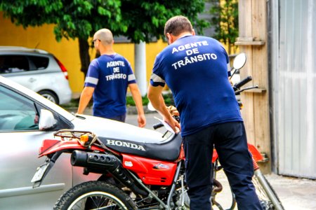 24.01.2018 - Entrega de panfletos sobre a proibição de estacionamento de veículos na calçada. STT na Ferreira Vianna