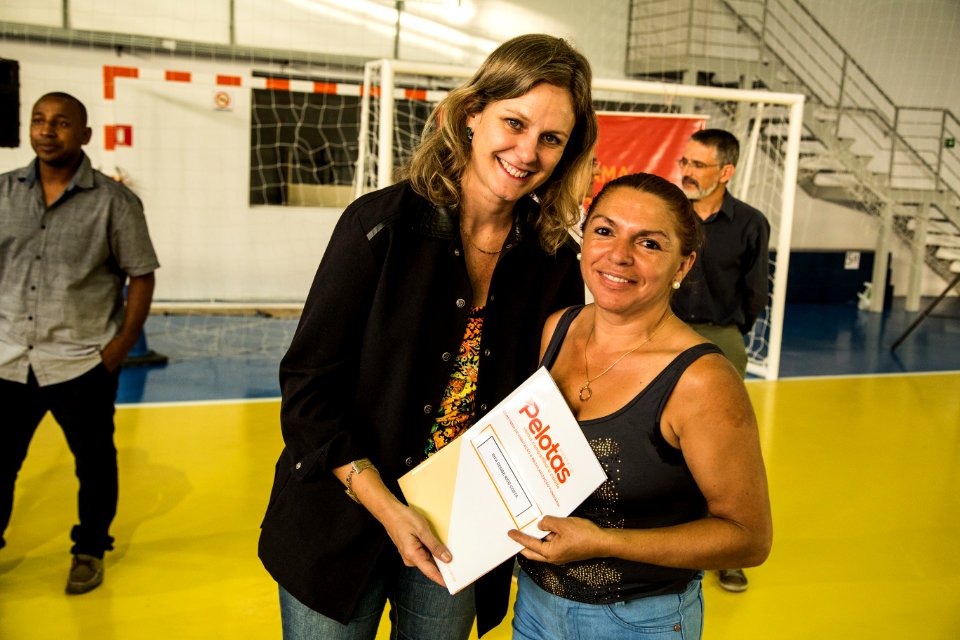 25.01.2018 - Prefeita Paula Mascarenhas durante entrega de certificados de regularizacão fundiária do Mário Meneghetti - Foto: Gustavo Vara