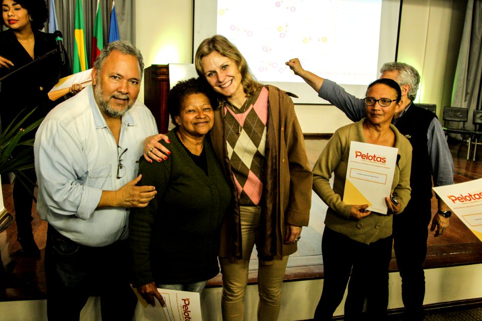 18.09.2018 - Prefeita Paula Mascarenhas durante entrega de lotes de regularização fundiária da ocupação Uruguai - 143 famílias - Foto: Gustavo Vara