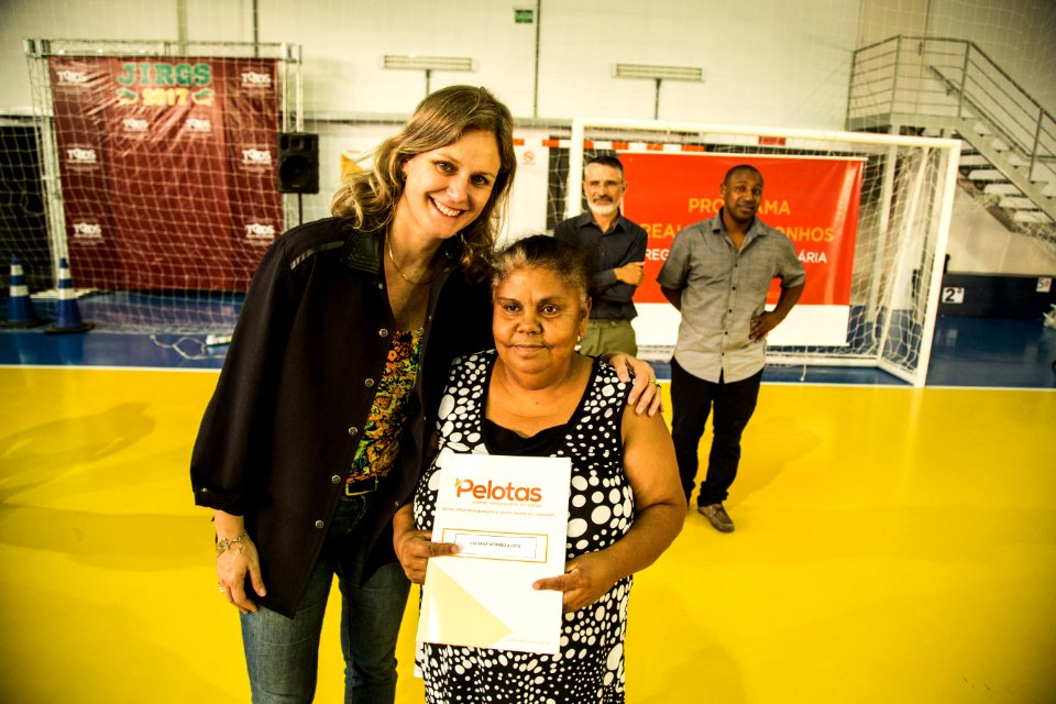 25.01.2018 - Prefeita Paula Mascarenhas durante entrega de certificados de regularizacão fundiária do Mário Meneghetti - Foto: Gustavo Vara