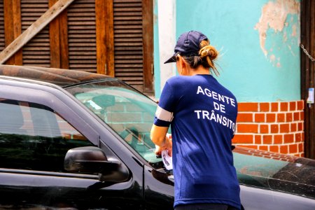 24.01.2018 - Entrega de panfletos sobre a proibição de estacionamento de veículos na calçada. STT na Ferreira Vianna