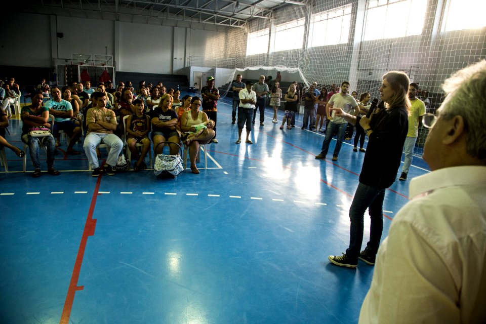 25.01.2018 - Prefeita Paula Mascarenhas durante entrega de certificados de regularizacão fundiária do Mário Meneghetti - Foto: Gustavo Vara
