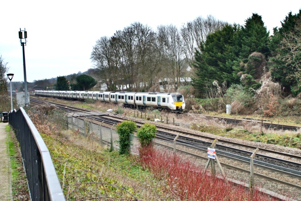 Thameslink unit approaches Coulsdon South on the down Redhill line