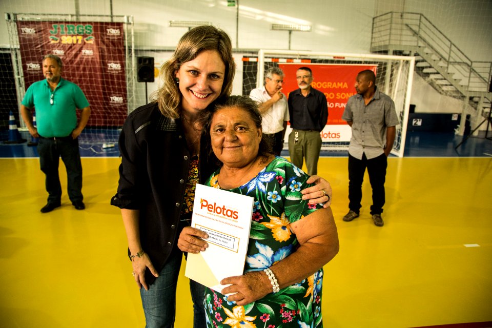 25.01.2018 - Prefeita Paula Mascarenhas durante entrega de certificados de regularizacão fundiária do Mário Meneghetti - Foto: Gustavo Vara