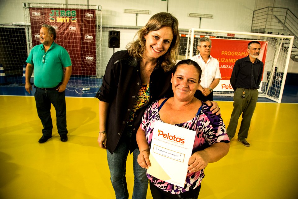 25.01.2018 - Prefeita Paula Mascarenhas durante entrega de certificados de regularizacão fundiária do Mário Meneghetti - Foto: Gustavo Vara