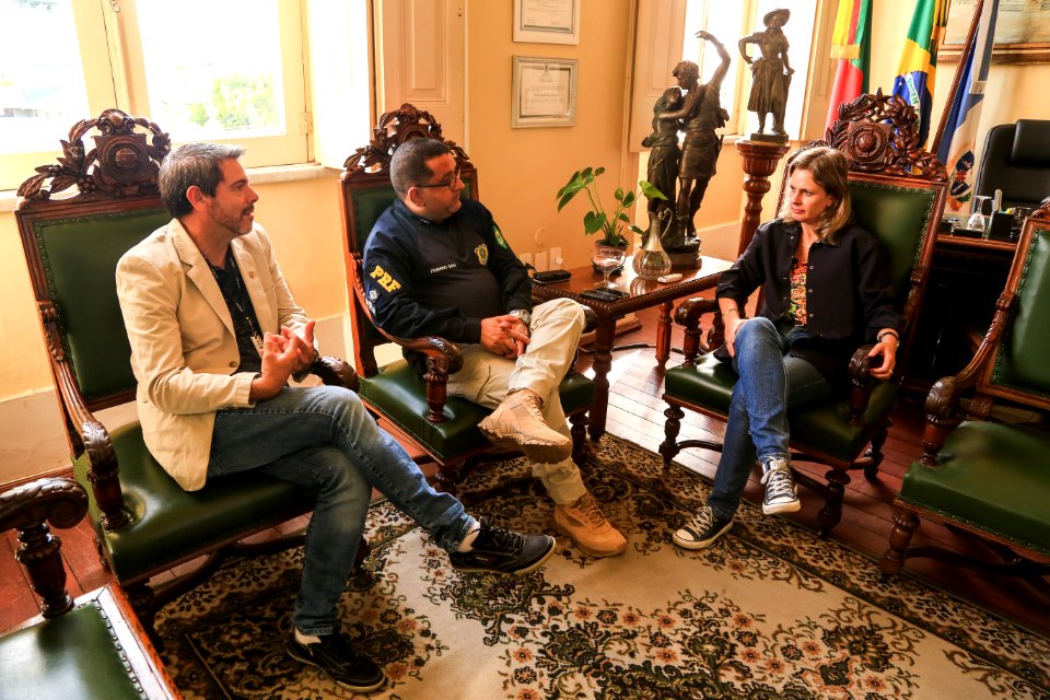 25.01.2018 - Prefeita Paula Mascarenhas em reunião com José Dourado e Goia da Polícia Rodoviária Federal