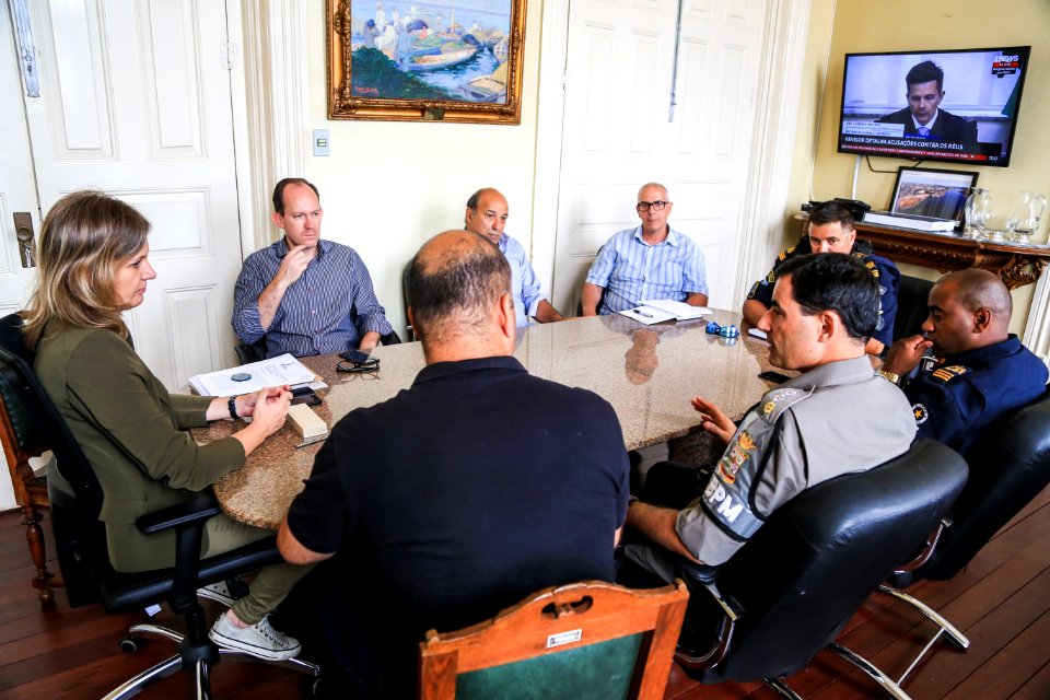 24.01.2018 - Prefeita Paula Mascarenhas em reunião com forças policiais e secretarias, sobre estratégias para elevar a segurança no transporte coletivo