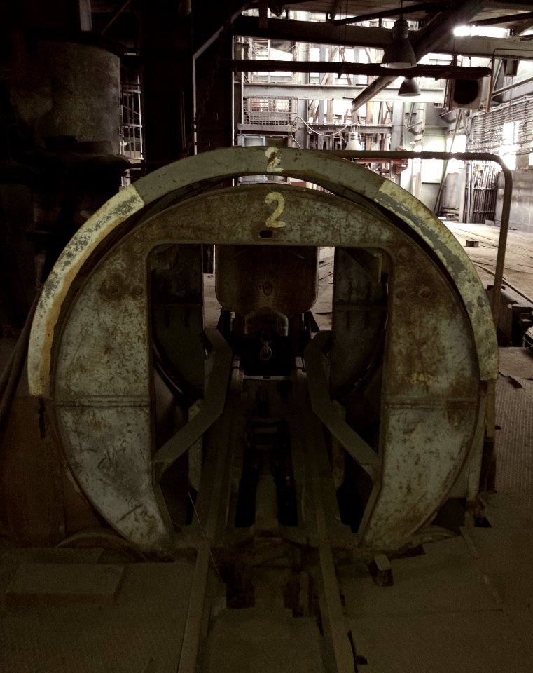Barrel for emptying ore carts