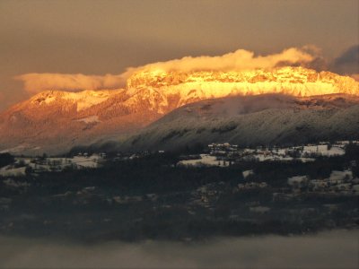 Pays de l'Albanais Couché de soleil sur le Parmelan vu depuis la commune d'Héry-sur-Alby d'Héry-sur-Alby