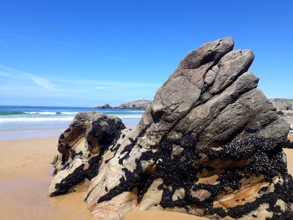 Rocher sur la plage de Port Blanc