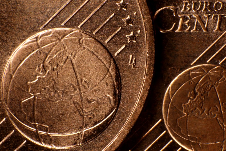 Earth ball on euro cent coin / Erdball auf einer Euro-Cent-Münze