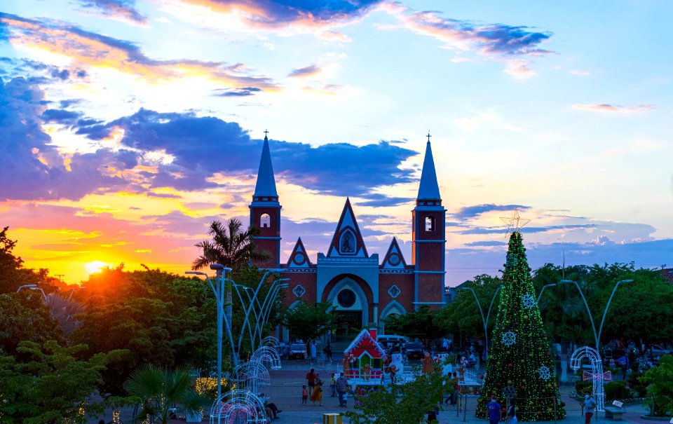 Atardecer en la plaza Alfondo Ávila Quintero - Agustín Codazzi