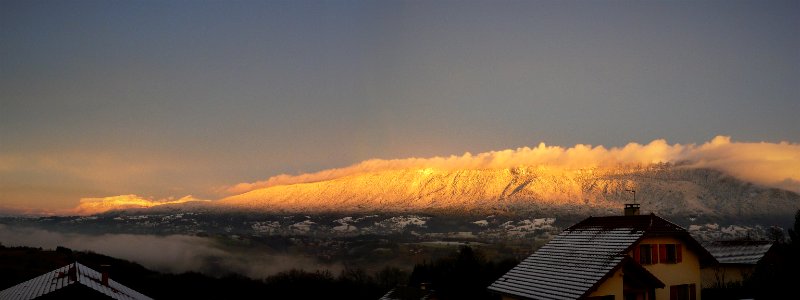 Pays de l'Albanais Panorama du Parmelan et du Semnoz enneigé vus depuis la commune d'Héry-sur-Alby photo